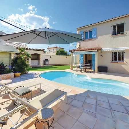 Holiday home Three-bedroom Holiday In