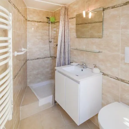 Three-bedroom Holiday In Antibes