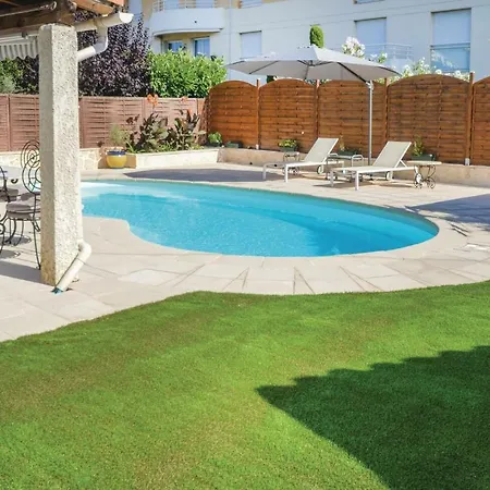 Three-bedroom Holiday In * Antibes