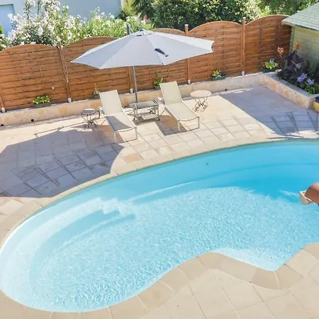 Three-bedroom Holiday In * Antibes